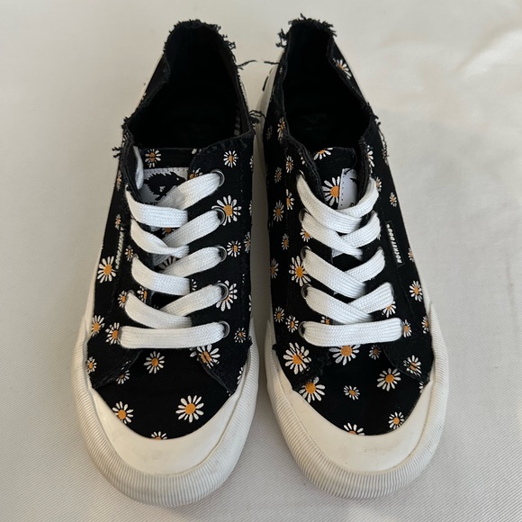 !! SOLD !! Black & white daisy sneakers worn once #daisyvibes - Picture 3 of 3